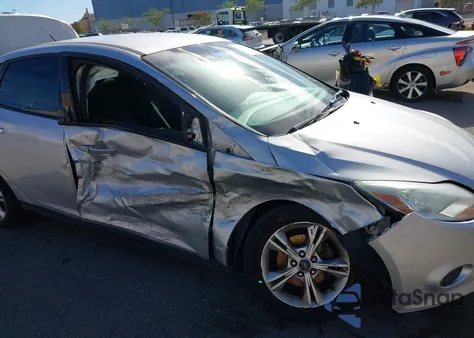 2014 Ford Focus Se z USA, uszkodzony, nr VIN 1FADP3F26EL313556